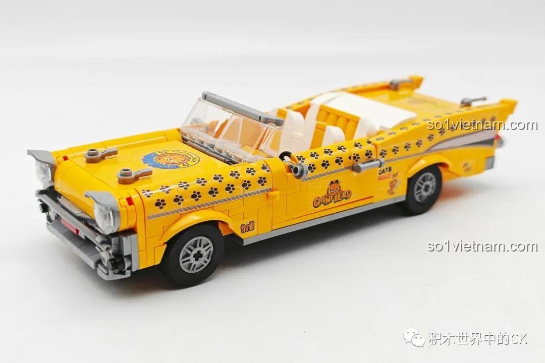 Mô hình Chiếc xe Chevy của mèo Garfield Balody giá rẻ sau khi hoàn thiện, dán đầy đủ sticker, trông rất sinh động.