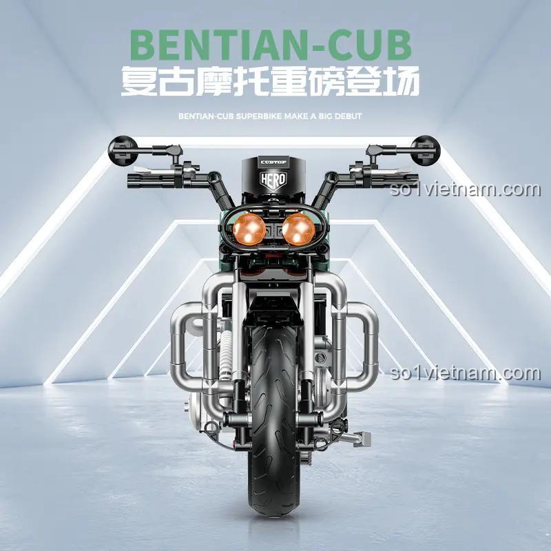 Mặt trước của mô hình xe máy Honda Cub lắp ráp, bộ đồ chơi Technic 628 chi tiết, tỉ lệ 1:8, màu xanh lá, đen, xám.