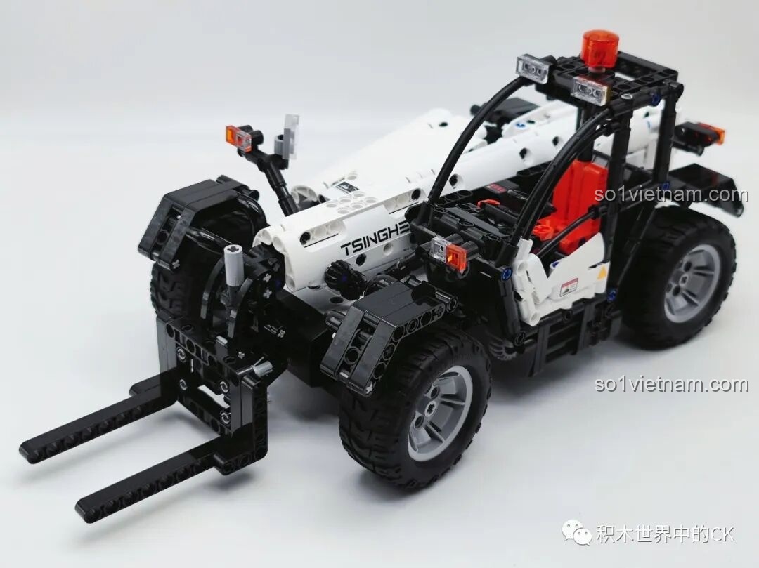 Một góc nhìn khác của bộ lắp ráp Xe Nâng Cần Vươn ONEBOT sau khi hoàn thành, sticker đã được dán đầy đủ.