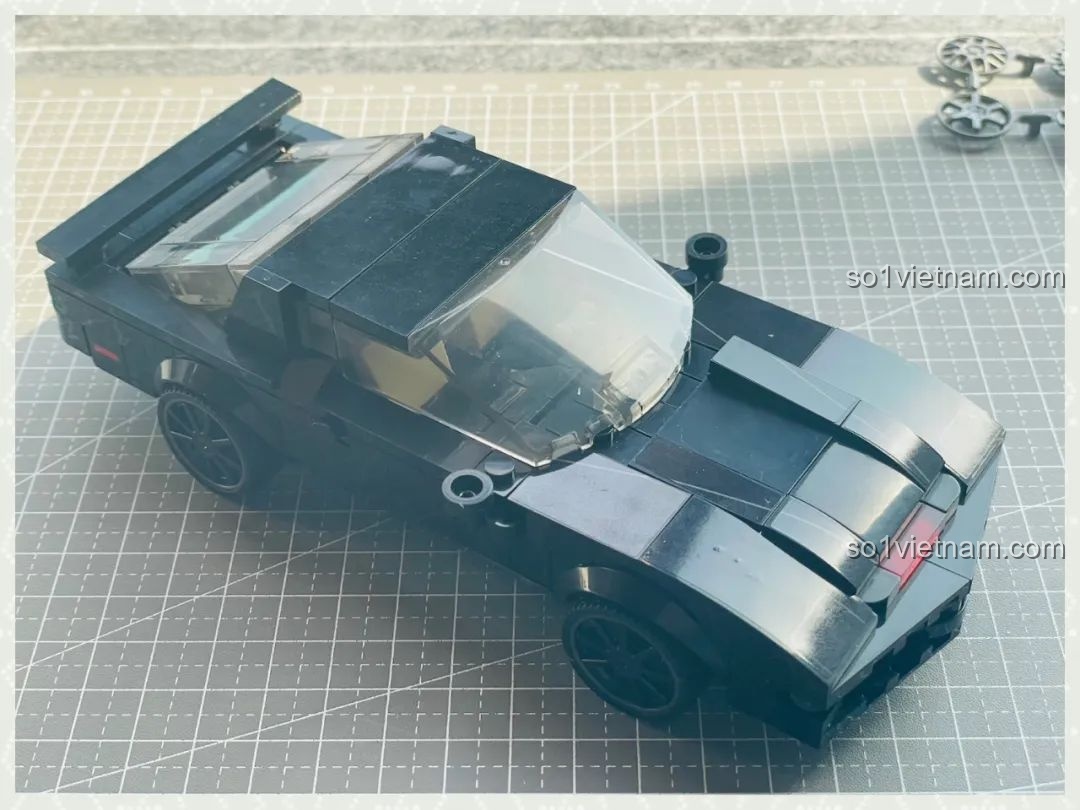 Mô hình Xiao Jiaodu JD083 Xe Pontiac Firebird KITT Đen đã hoàn thành, nhìn từ trên xuống, thể hiện tổng thể thiết kế.