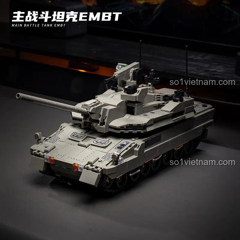 Mô hình xe tăng chiến đấu chủ lực EMBT 12GO 96002 nhìn từ phía trước, đồ chơi lắp ráp quân sự cho bé trai 6 tuổi, chi tiết cao, có điều khiển từ xa