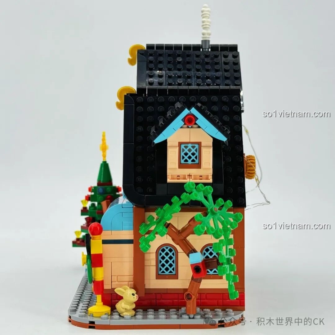 Mặt bên của Ngôi Nhà Tinh Tú ZHEGAO 613005 với chi tiết cây xanh, nhà chim và một chú thỏ nhỏ.