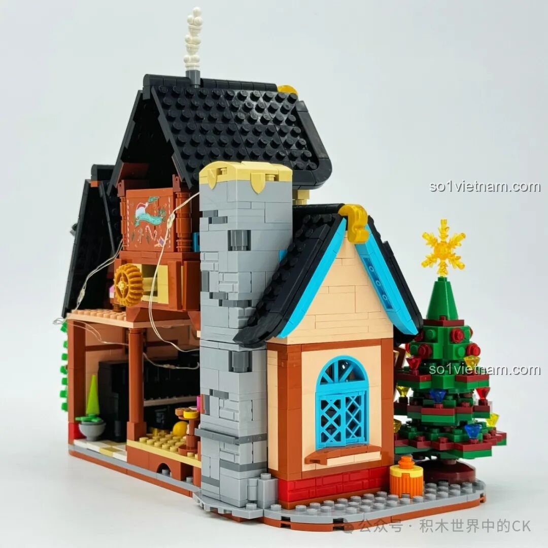 Mặt sau bên phải của mô hình ZHEGAO 613005, cho thấy chi tiết lò sưởi và cây thông Noel bên trong.