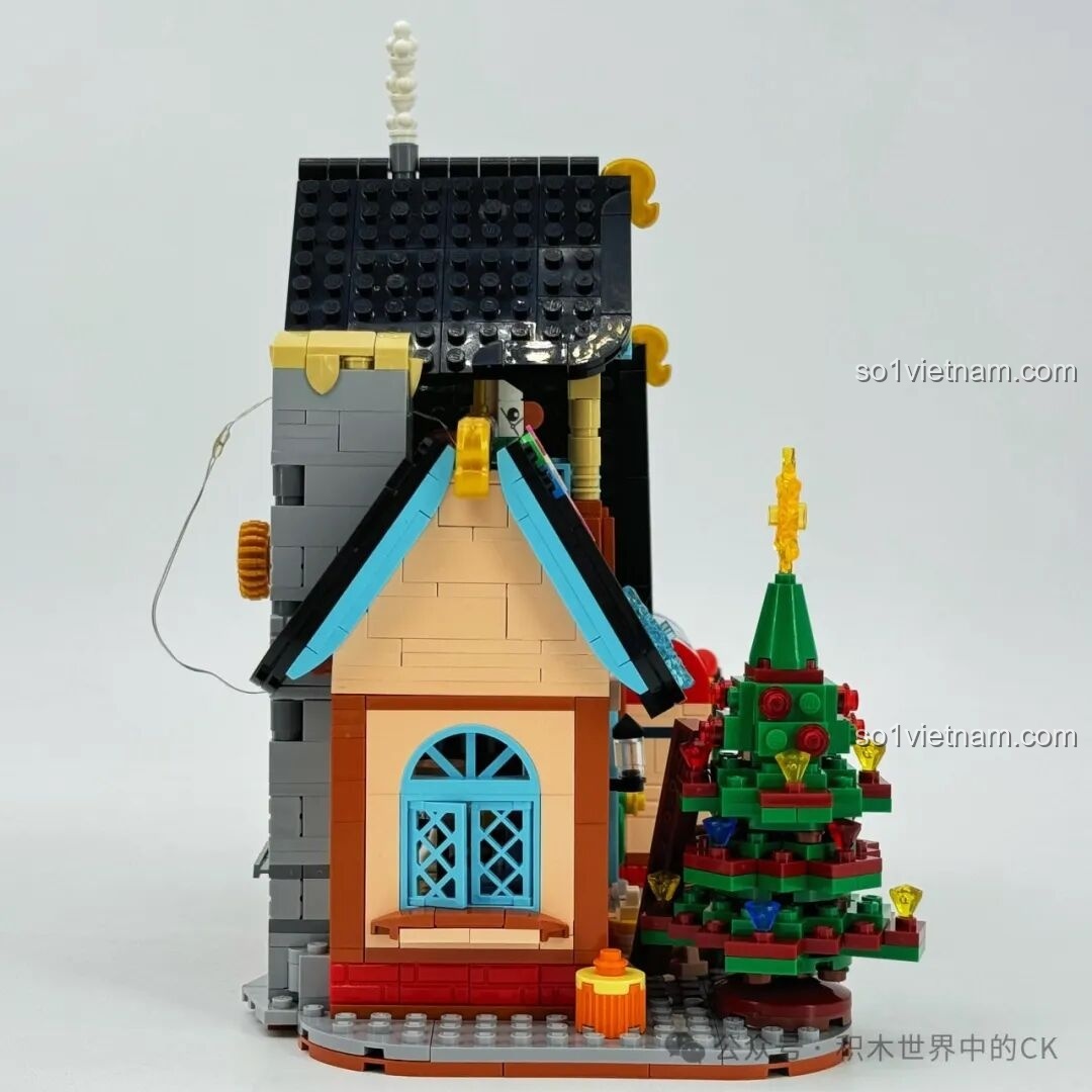 Mặt sau bên trái của mô hình ZHEGAO 613005, tập trung vào phần gác mái và cửa sổ.