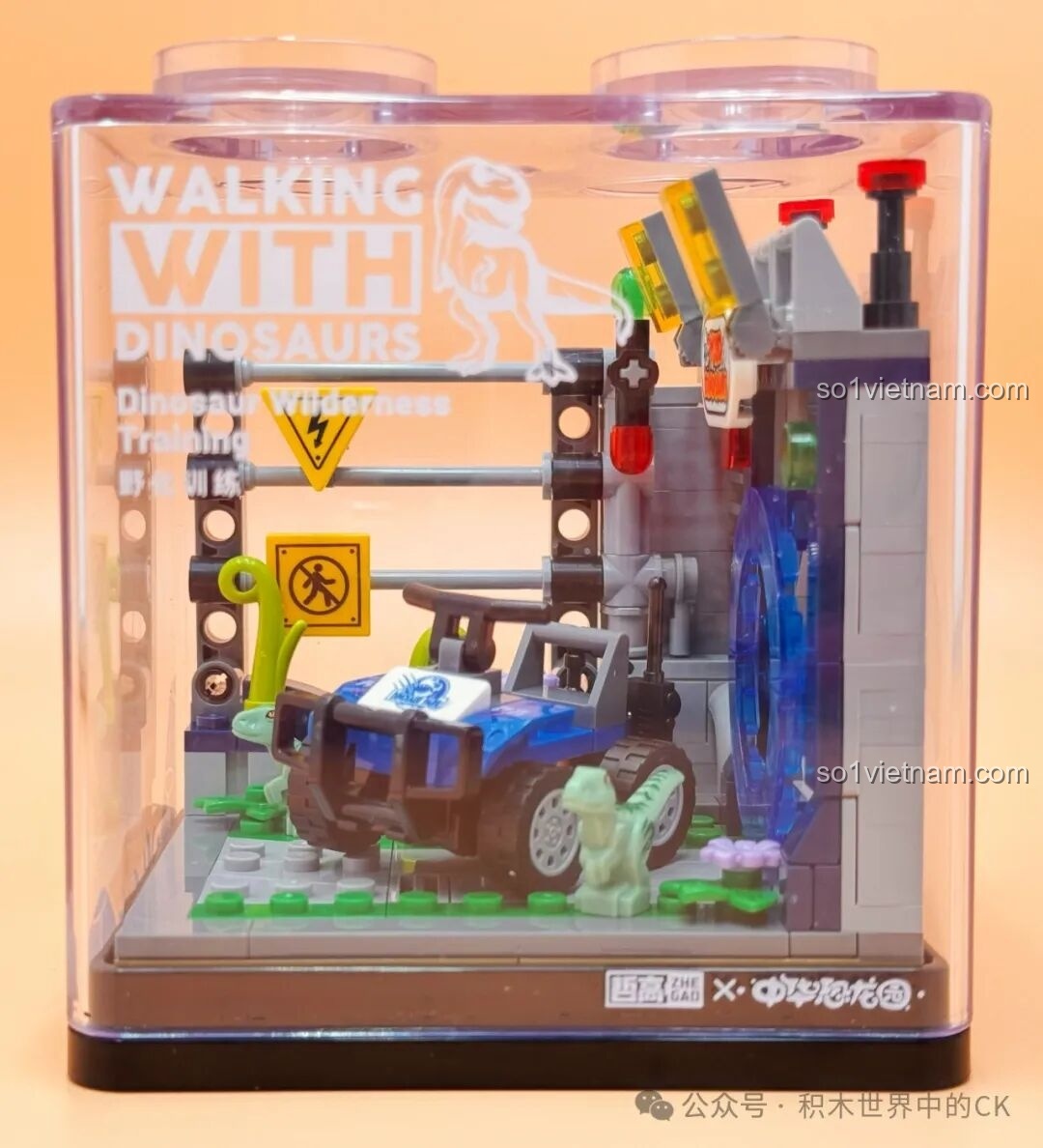 Mô hình ZHEGAO 971015 Khu Huấn luyện Dã ngoại hoàn thiện với xe địa hình, hàng rào và cổng không gian.