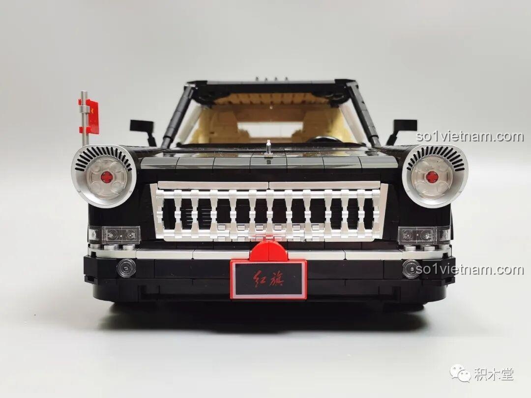 Mô hình Zhimeng Tree T5043 Xe Lễ Tân Hồng Kỳ đã hoàn thành, nhìn từ bên hông, thể hiện chiều dài ấn tượng.