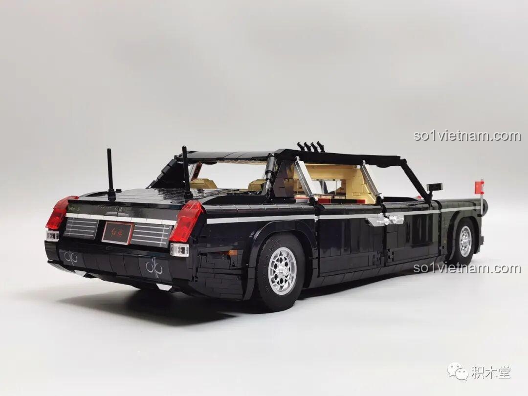 Mô hình Zhimeng Tree T5043 Xe Lễ Tân Hồng Kỳ đã hoàn thành, mở nắp capo lộ động cơ V12 chi tiết.