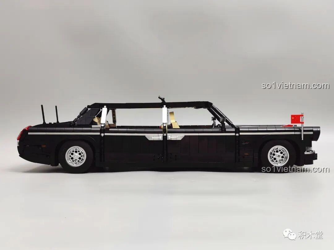 Mô hình Zhimeng Tree T5043 Xe Lễ Tân Hồng Kỳ đã hoàn thành, nhìn trực diện từ phía sau.