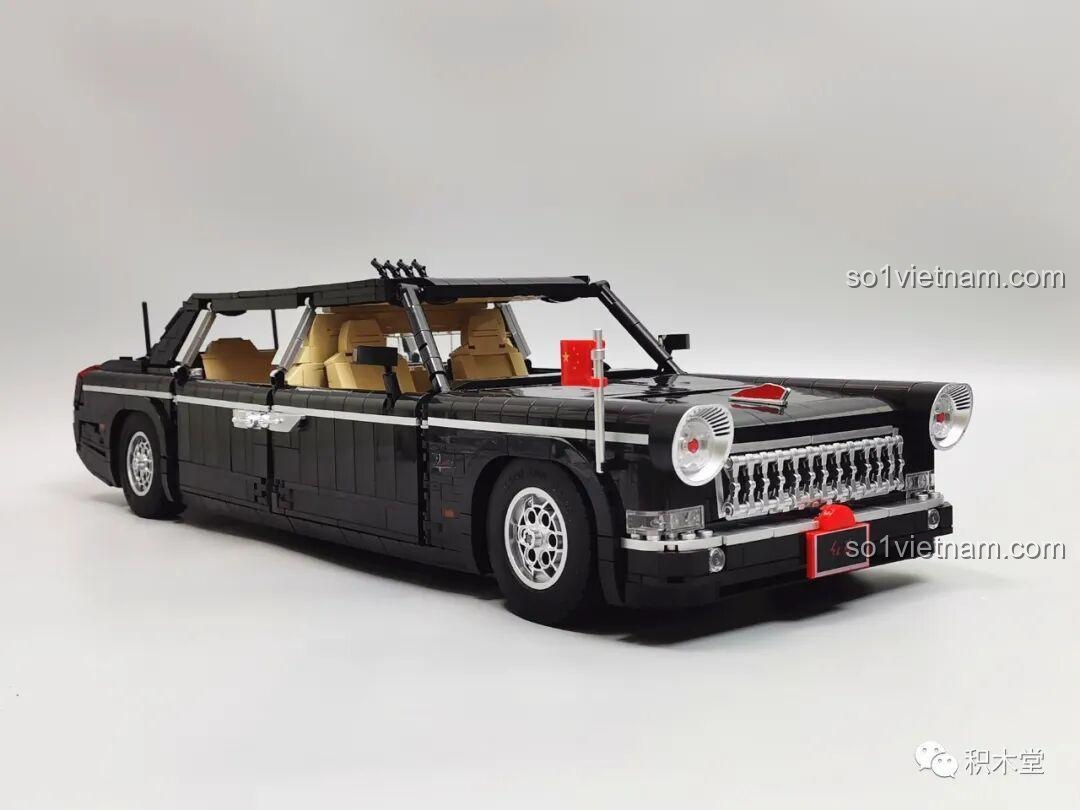 Mô hình Zhimeng Tree T5043 Xe Lễ Tân Hồng Kỳ đã hoàn thành, nhìn từ phía sau, với đèn hậu và ống xả.