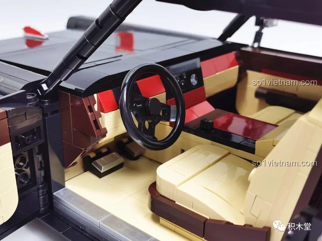 Mô hình Zhimeng Tree T5043 Xe Lễ Tân Hồng Kỳ so sánh kích thước với một mô hình xe nhỏ hơn.