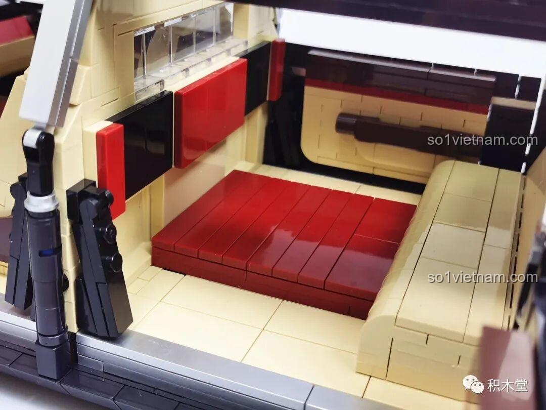 Mô hình Zhimeng Tree T5043 Xe Lễ Tân Hồng Kỳ được trưng bày trong phòng khách, tạo điểm nhấn.