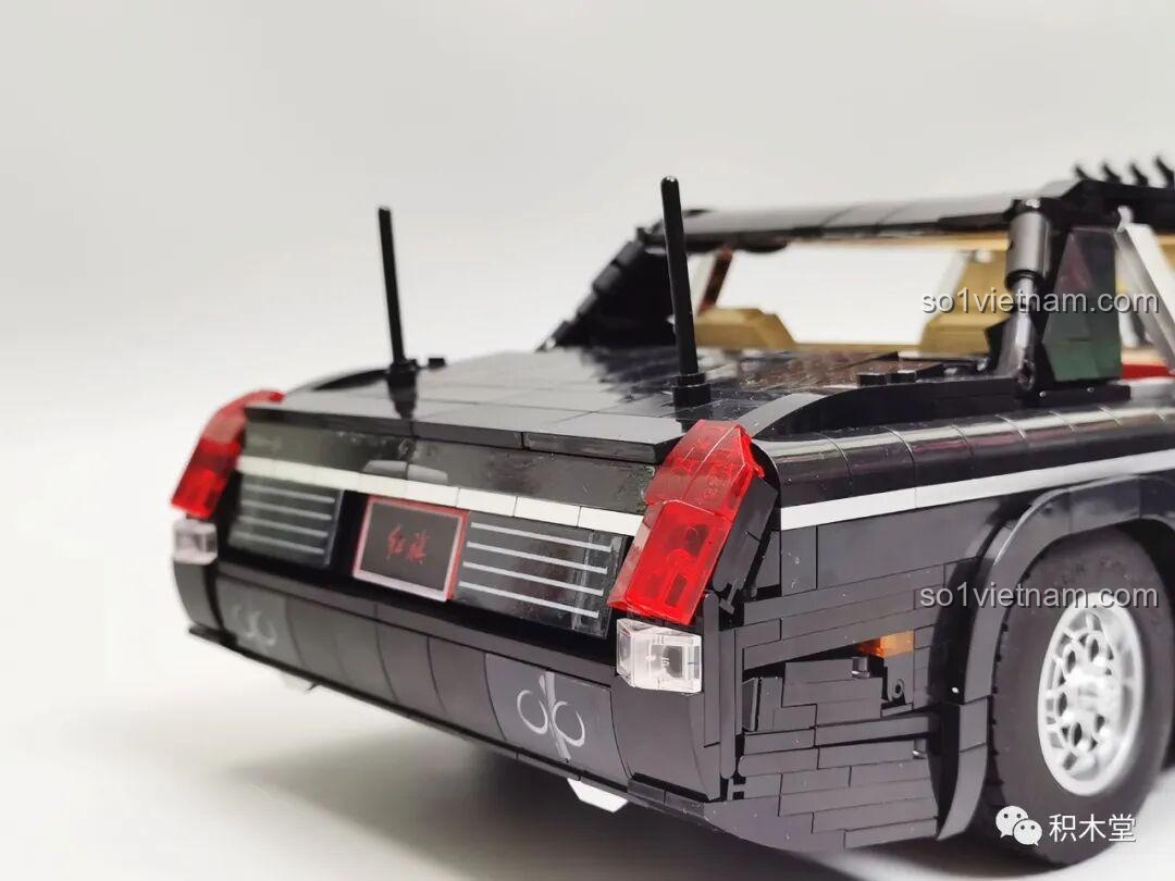 Mô hình Zhimeng Tree T5043 Xe Lễ Tân Hồng Kỳ đặt cạnh một nhân vật, so sánh kích thước.