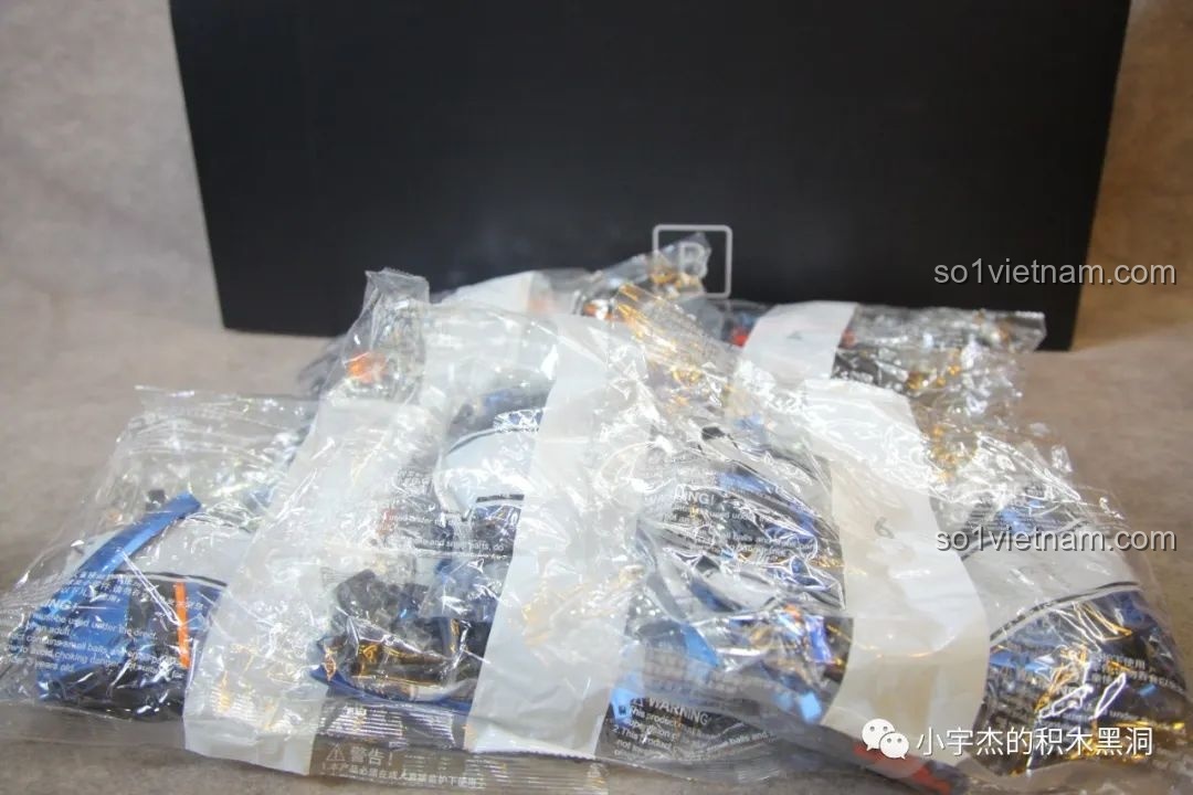 Mở hộp B của bộ K-box 10520, chứa các túi chi tiết từ số 3 đến số 7 để hoàn thiện mô hình.