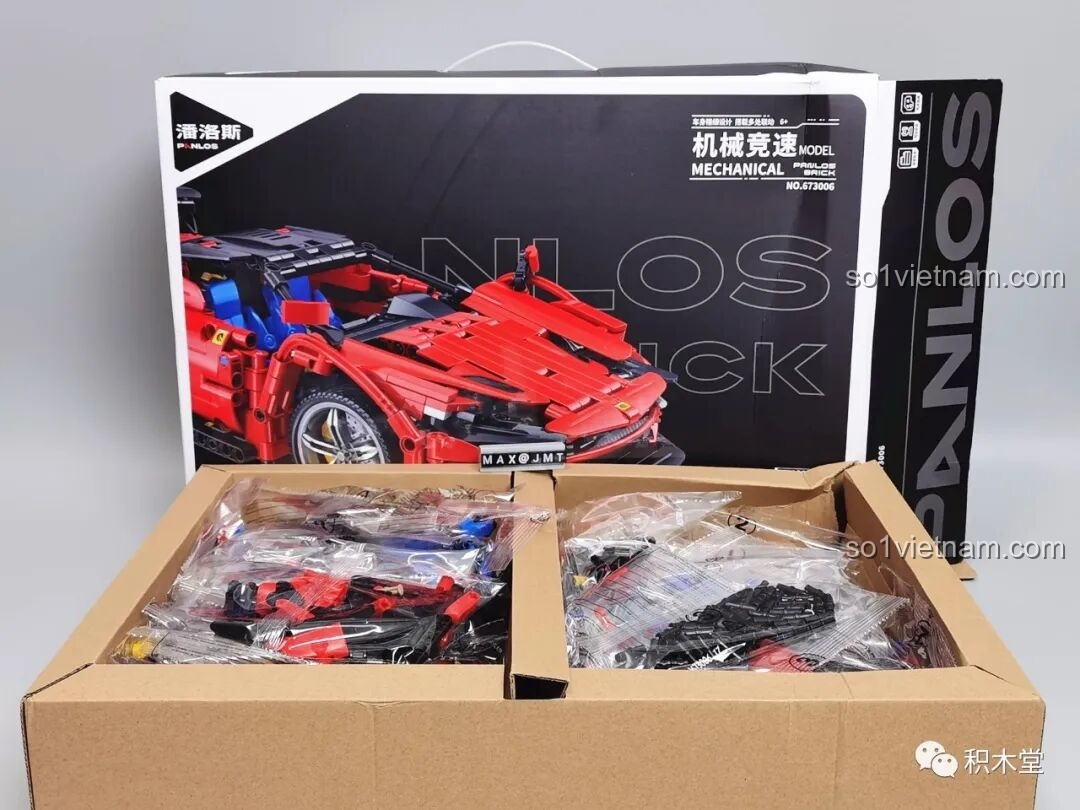 Bên trong hộp Panlos Brick 673006 là một hộp carton chứa các túi chi tiết được sắp xếp gọn gàng.