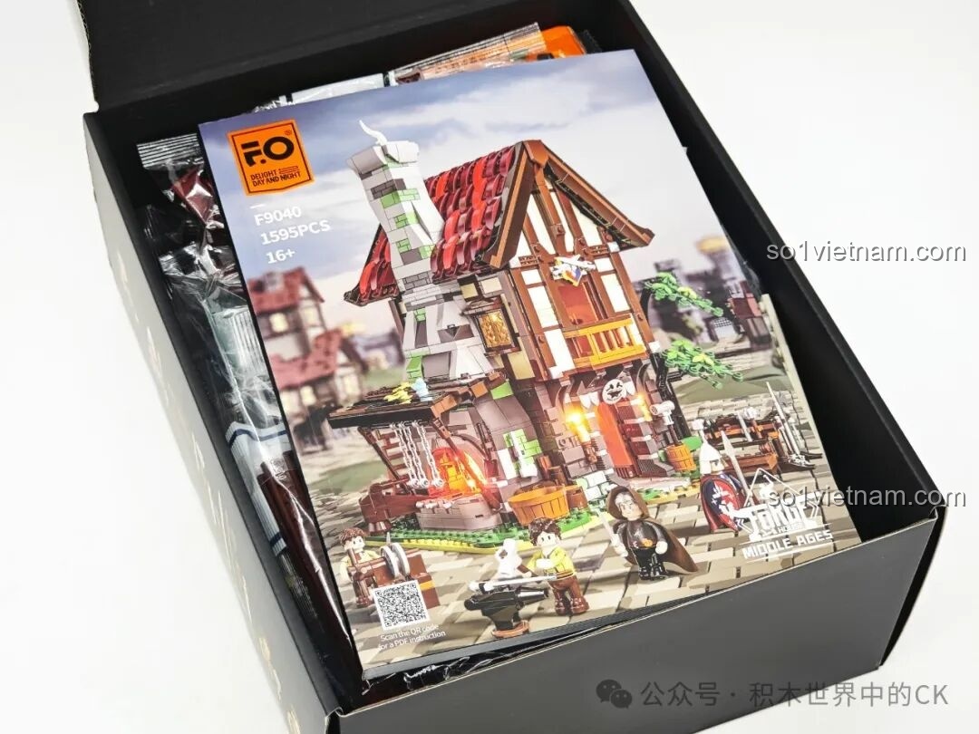 Bên trong hộp bộ lắp ráp kiến trúc trung cổ Funwhole F9040, các túi mảnh ghép và sách hướng dẫn được sắp xếp gọn gàng.