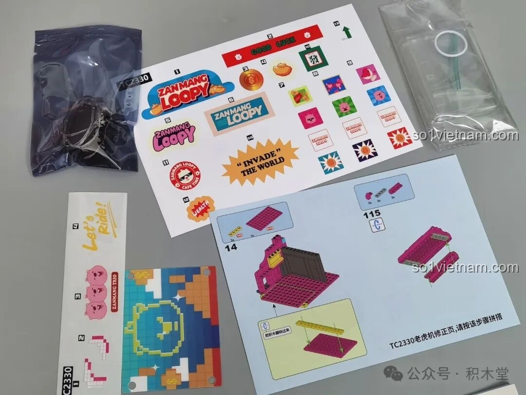 Mở hộp bộ lắp ráp Máy Gắp Thưởng May Mắn của Loopy với các túi mảnh ghép màu hồng.