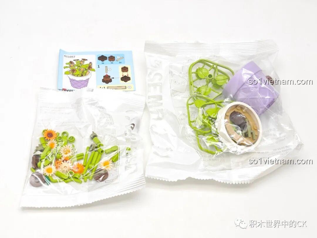 Bên trong một hộp đồ chơi xếp hình Sembo Chậu Cây Dễ Thương, bao gồm các túi mảnh ghép, tờ hướng dẫn và các chi tiết đặc biệt.