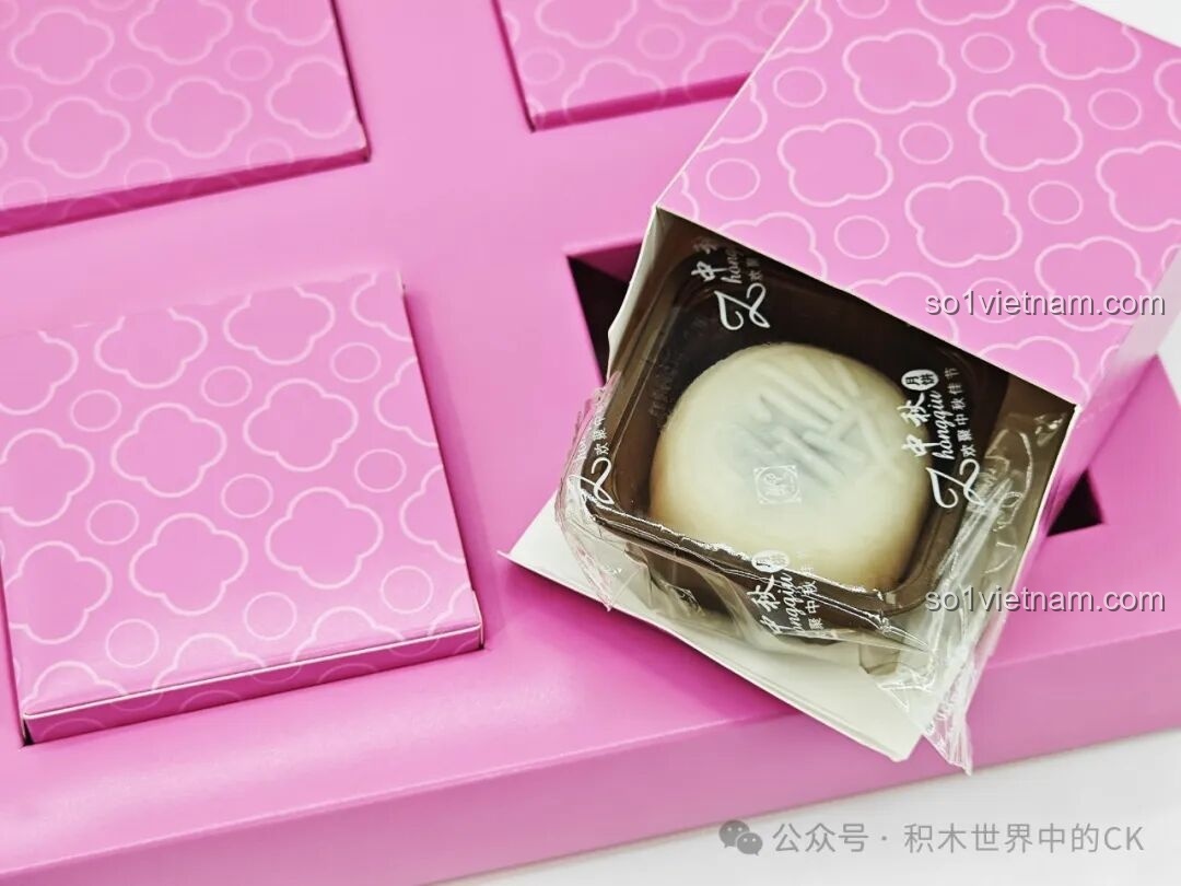 Bên trong hộp quà là các hộp nhỏ chứa chi tiết của bộ xếp hình Vọng nguyệt lâu cho bé gái 14 tuổi.