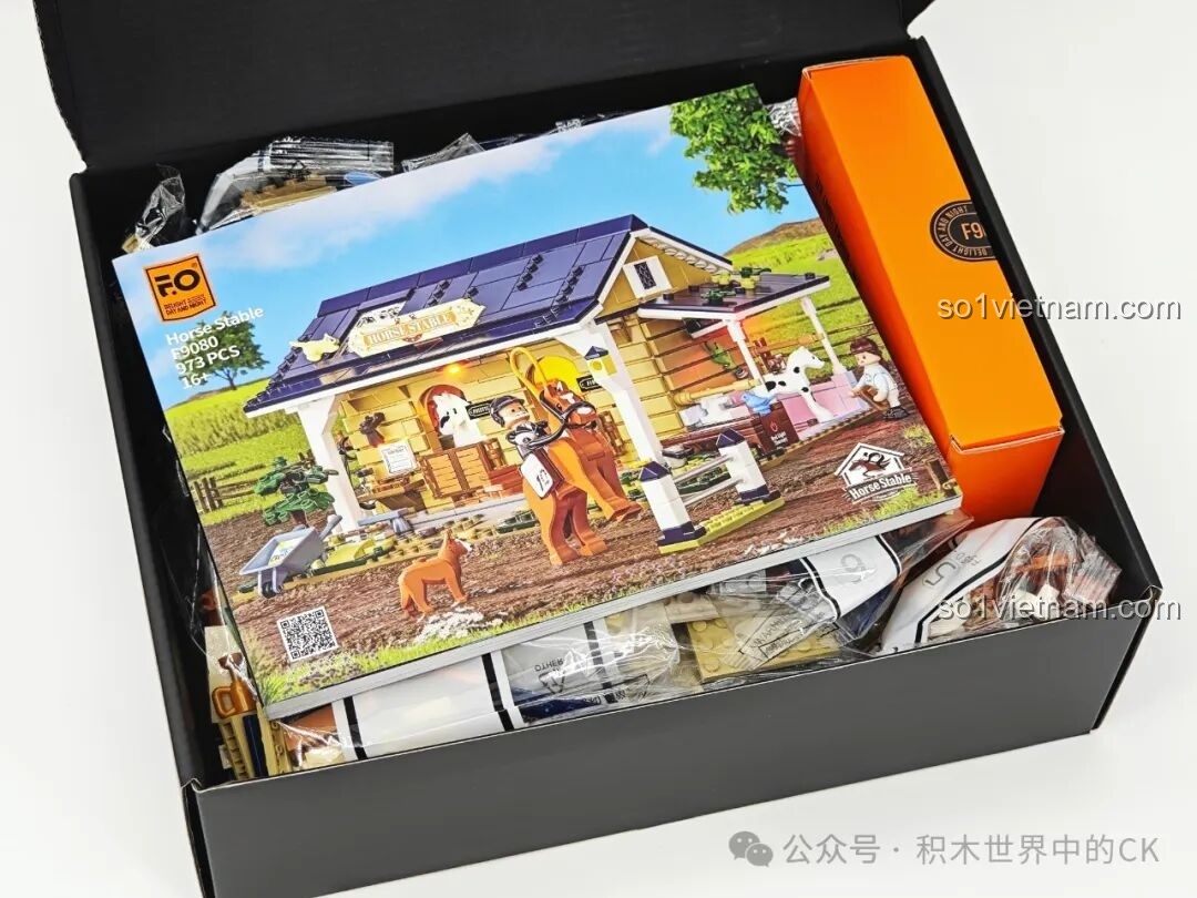 Bên trong hộp bộ lắp ráp FunWhole F9080 Chuồng Ngựa với sách hướng dẫn và các túi mảnh ghép được sắp xếp gọn gàng.