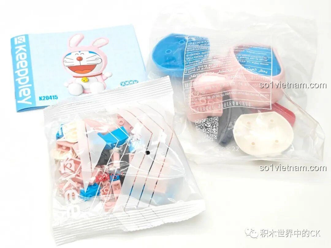 Các mảnh ghép và sách hướng dẫn của bộ đồ chơi lắp ghép Keeppley K20415 Doraemon Thỏ Hồng Dễ Thương sau khi mở hộp.