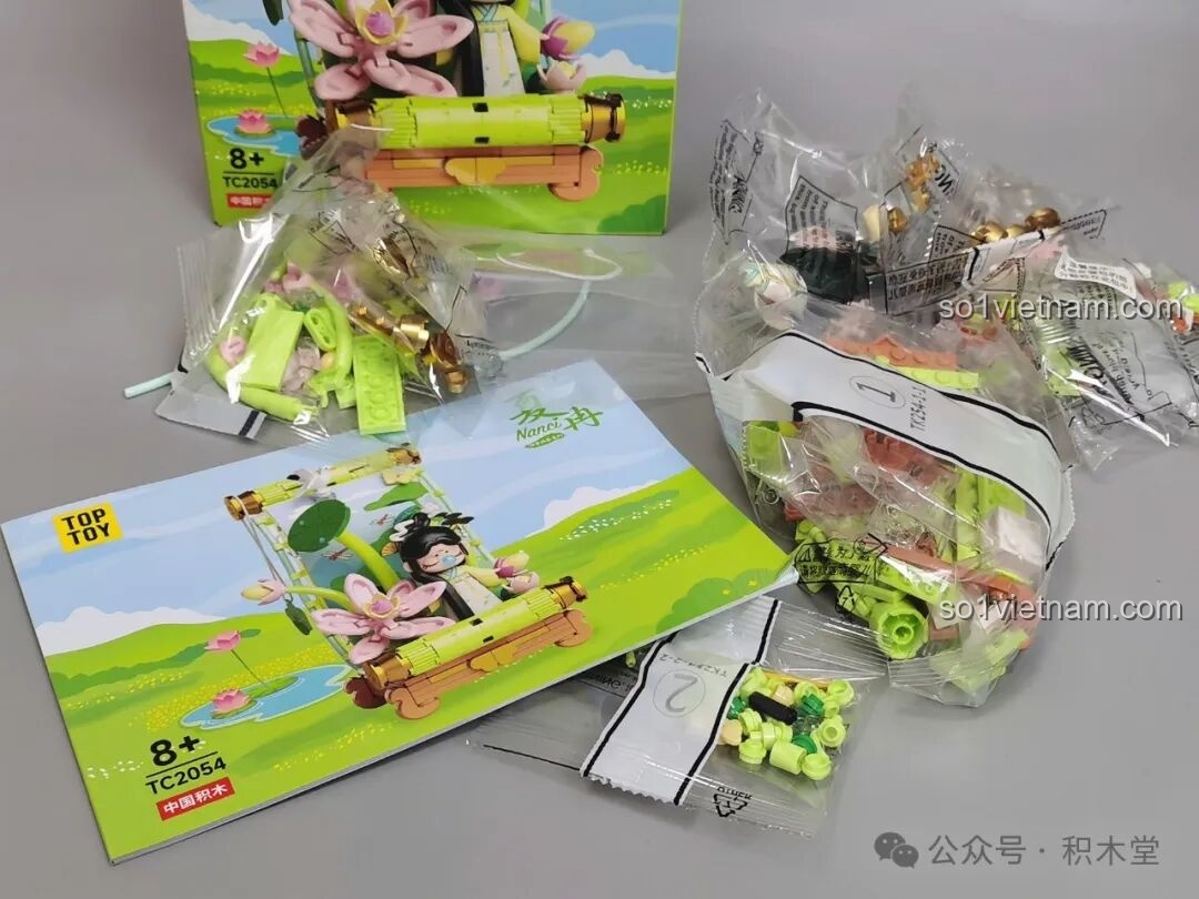 Bên trong hộp bộ lắp ráp Nanci Bức Tranh Cuộn Mùa Hạ với các túi chi tiết và sách hướng dẫn.