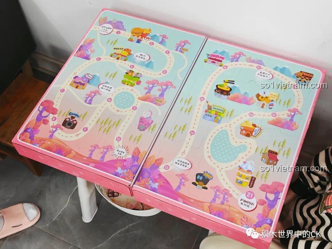 Bên trong hộp quà QMAN 35018 là một bản đồ trò chơi với 21 ô cửa bí mật đang chờ các bé gái khám phá.