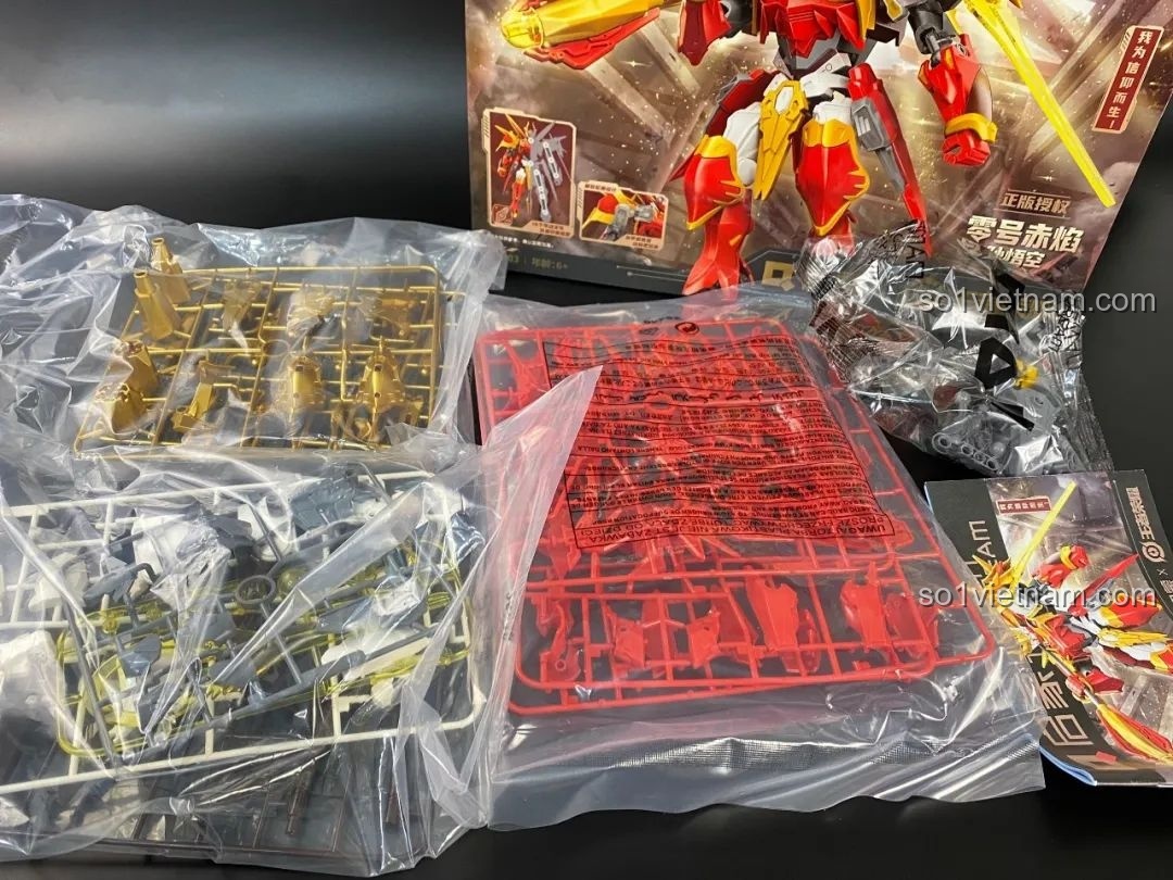 Mở hộp bộ lắp ráp QMAN Tôn Ngộ Không, các túi chi tiết nhựa được đóng gói cẩn thận, sẵn sàng cho việc lắp ráp.