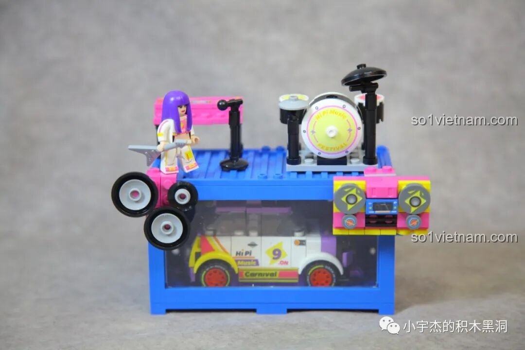 Bên trong hộp Sembo 714509 Tiệc Lửa Trại với các túi mảnh ghép, tờ hướng dẫn và các chi tiết container màu vàng.