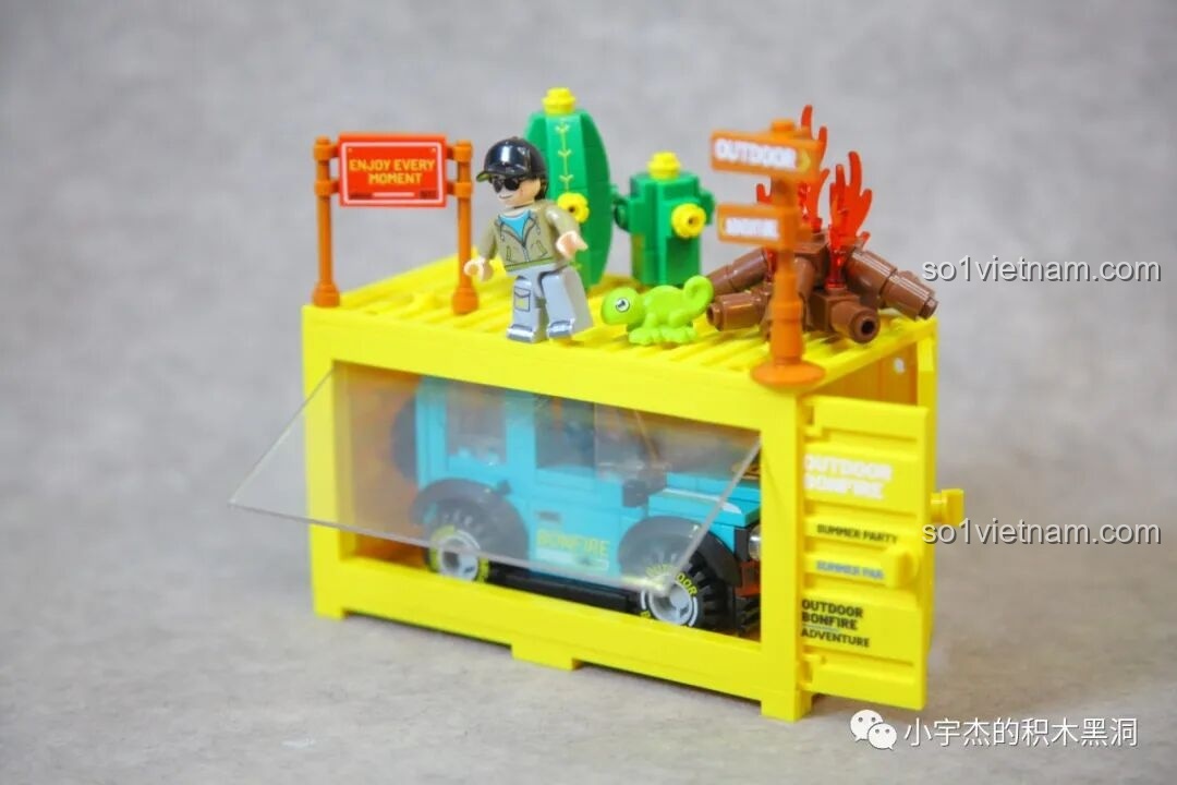 Bên trong hộp Sembo 714510 Lễ Hội Bờ Biển với các túi mảnh ghép, tờ hướng dẫn và các chi tiết container màu hồng.