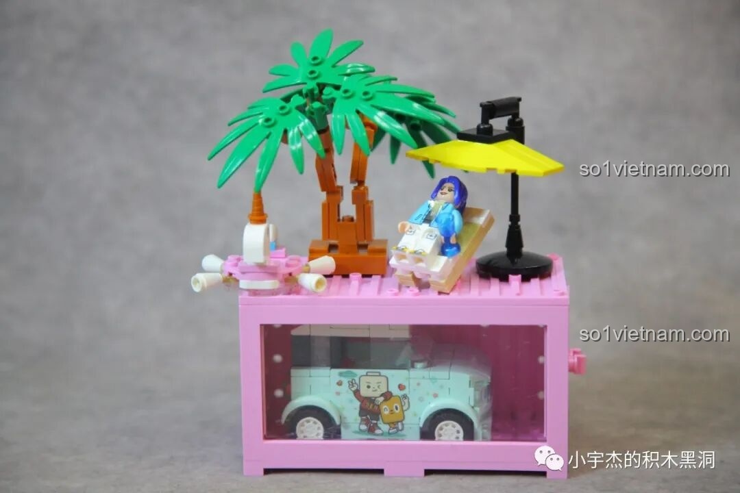 Bên trong hộp Sembo 714511 Buổi Biểu Diễn Đường Phố gồm các túi mảnh ghép, tờ hướng dẫn và các chi tiết container màu trắng.