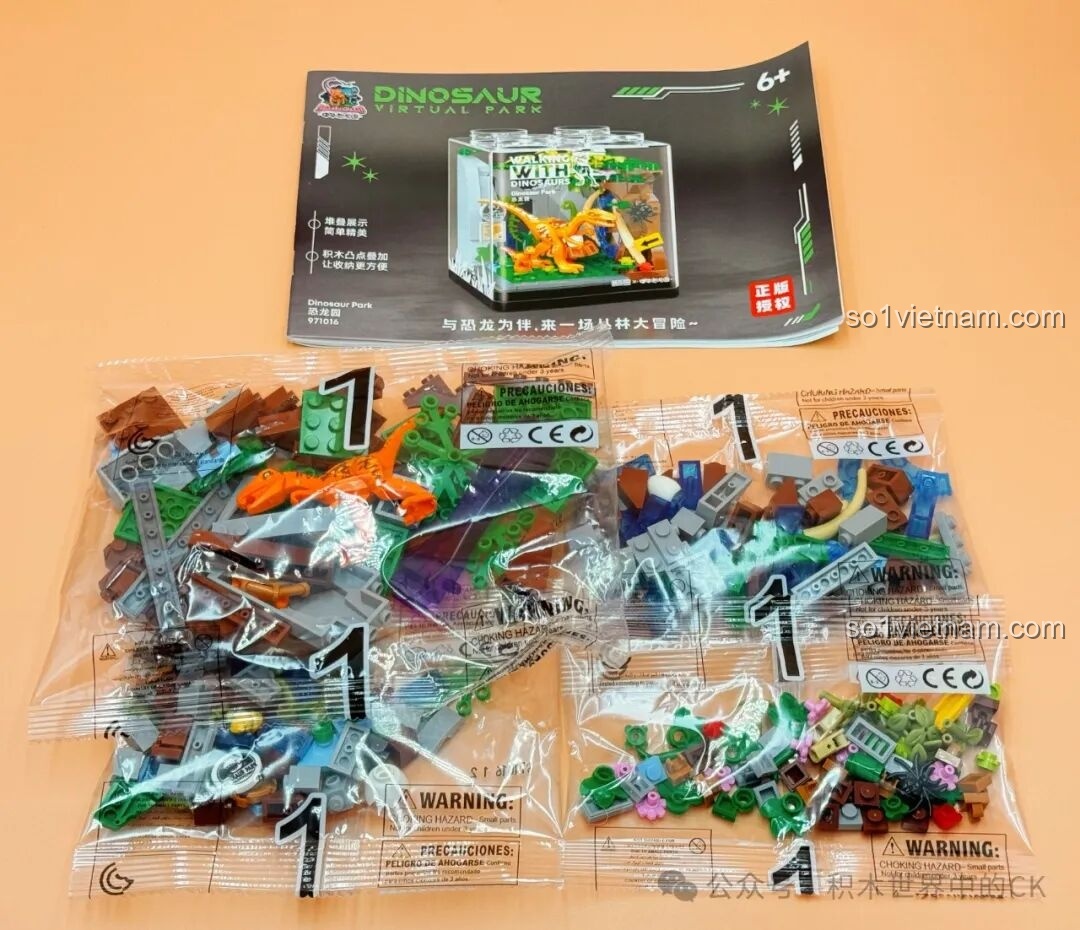 Bên trong hộp ZHEGAO 971016 gồm các túi mảnh ghép và hai mô hình khủng long mẹ con được đúc sẵn.