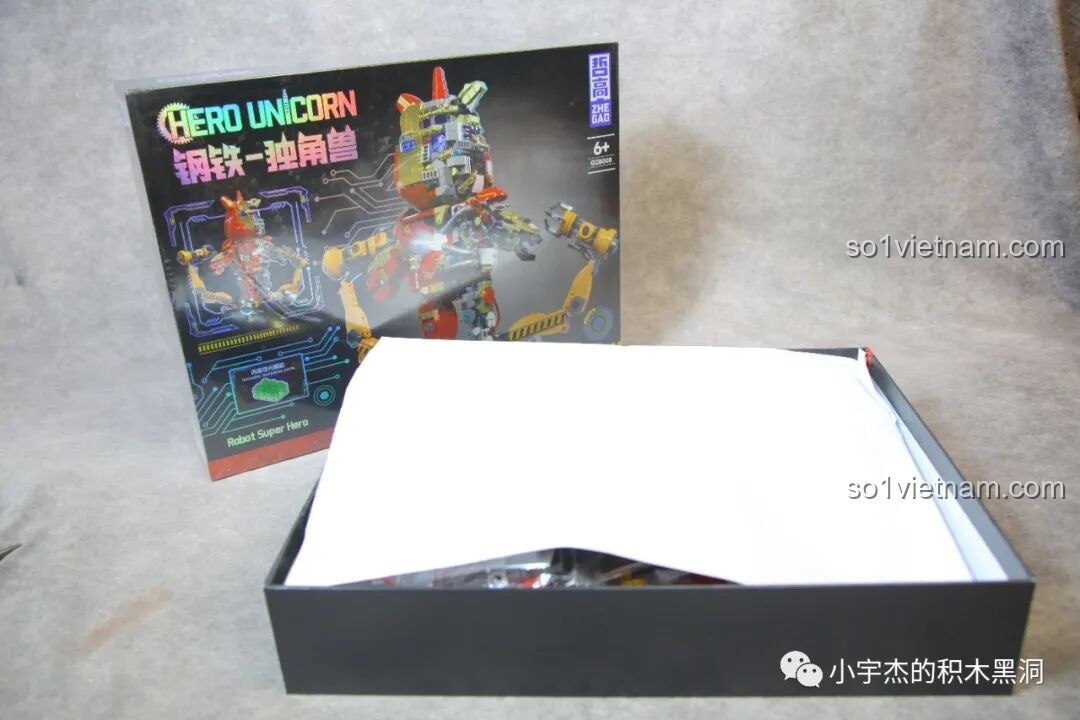 Mở hộp ZHEGAO GZ8008 Robot bán cơ khí, bên trong có một lớp giấy trắng che phủ tạo sự tò mò.