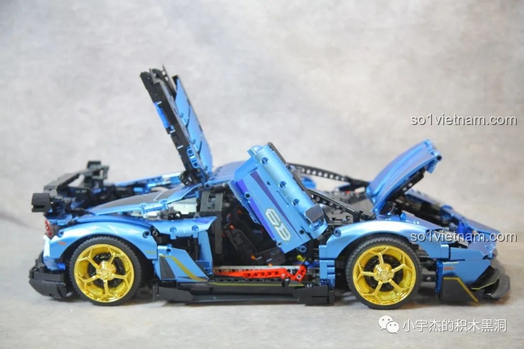 Mở nắp capo trước của K-box 10520, để lộ hệ thống treo ngang và cơ cấu lái bánh răng bên trong.