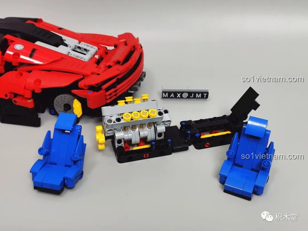 Module tĩnh của xe Panlos Brick 673006 bao gồm ghế ngồi màu xanh và khối động cơ giả.