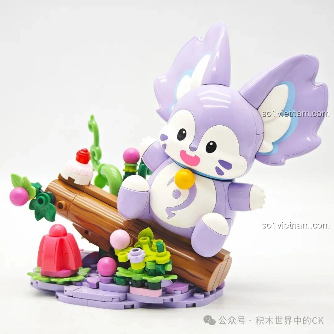 Mô hình lắp ghép Keeppley K21109 Mộng Kỳ nhìn từ phía sau, nổi bật với chiếc đuôi bông xù và các chi tiết cây cỏ, nấm được làm rất tỉ mỉ, tăng thêm sự sinh động.