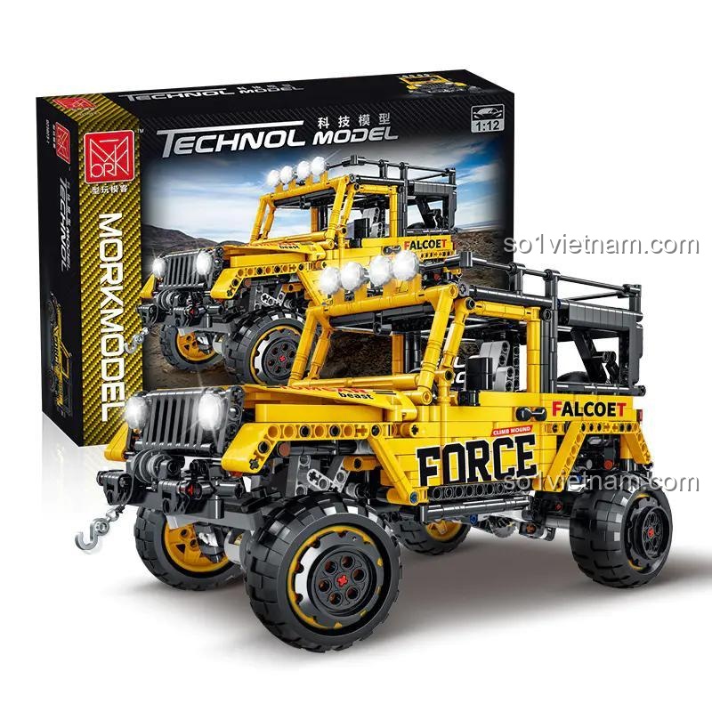 Mô hình Jeep Wrangler 0230231 sau khi lắp ráp hoàn chỉnh đặt cạnh hộp sản phẩm, cho thấy kích thước ấn tượng và thiết kế chi tiết.