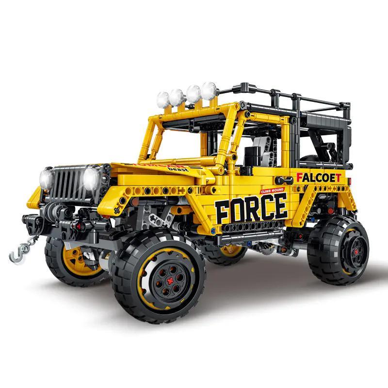 Ảnh chụp chính diện bộ lắp ráp Xe Địa Hình Jeep Wrangler MORKMODEL 023023-1 màu vàng, một món đồ chơi mô hình giá rẻ cho con trai 6 tuổi.