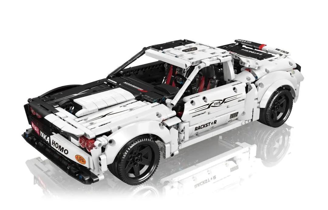 Ảnh chụp bộ lắp ráp Siêu xe Dodge Hellcat Demon Mould King 13128, một đồ chơi mô hình xe đua màu trắng đen cực ngầu cho con trai 8 tuổi, giá rẻ.