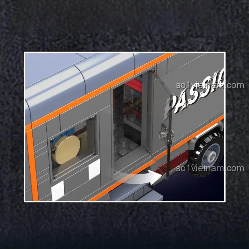 Tính năng cửa hông có thể mở của bộ lắp ghép Mould King 24071, cho phép dễ dàng tương tác và chơi đùa với không gian bên trong.