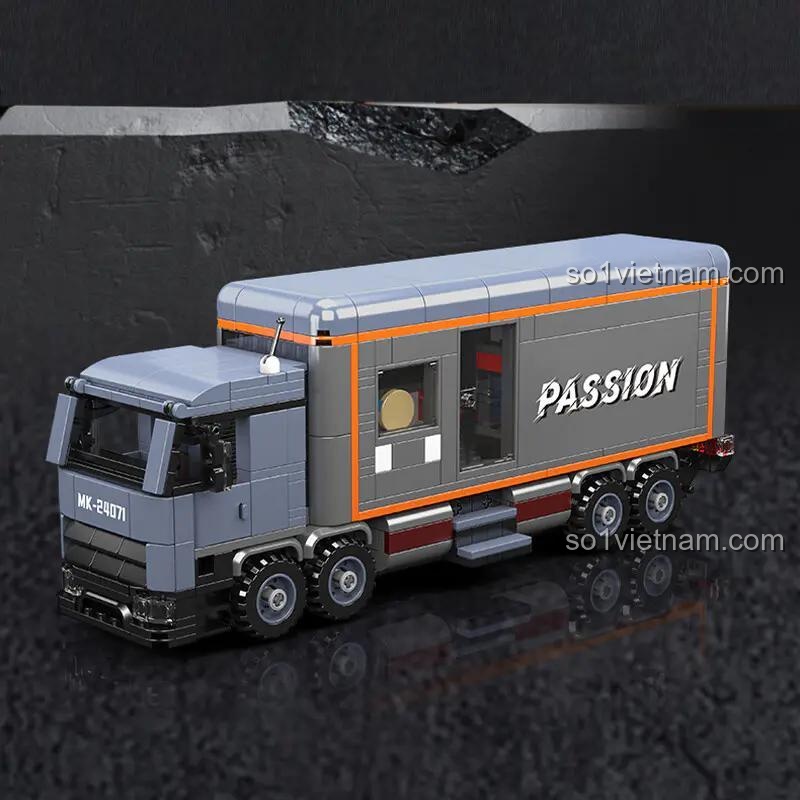 Góc nhìn từ bên hông của đồ chơi mô hình Xe cắm trại dã ngoại Mould King. Thân xe dài với nhiều bánh, thể hiện sự mạnh mẽ và chi tiết.