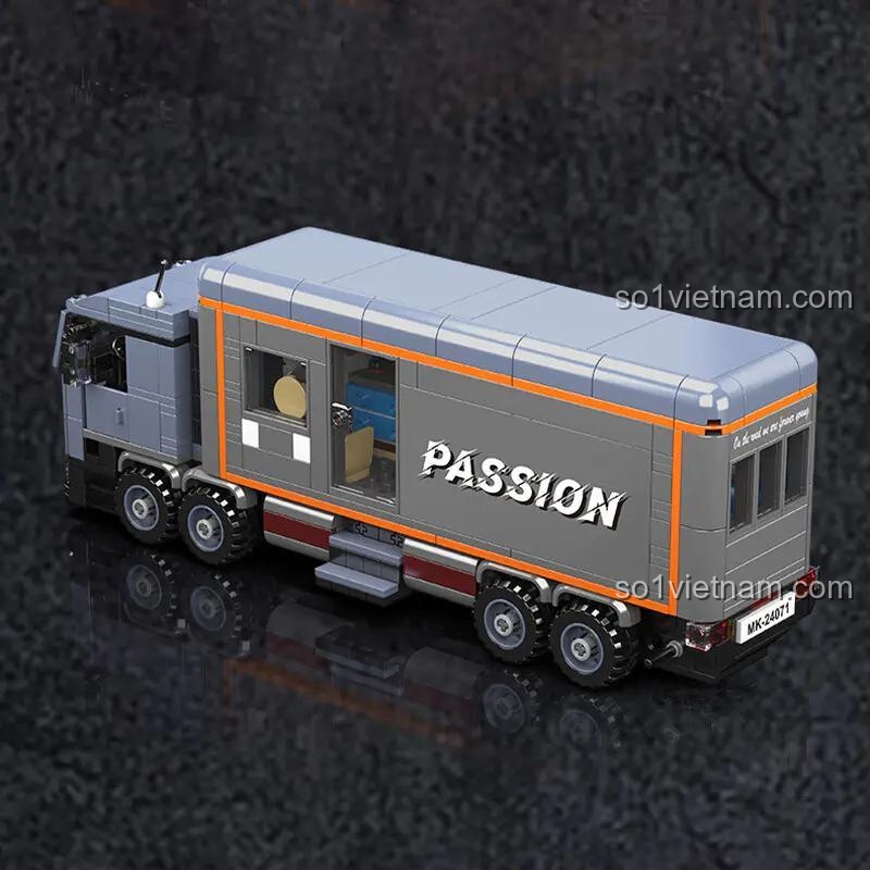 Phía sau của bộ đồ chơi Mô hình xe tải cắm trại 24071, cho thấy biển số và các chi tiết đèn hậu. Một món đồ chơi lắp ráp giá tốt cho trẻ.