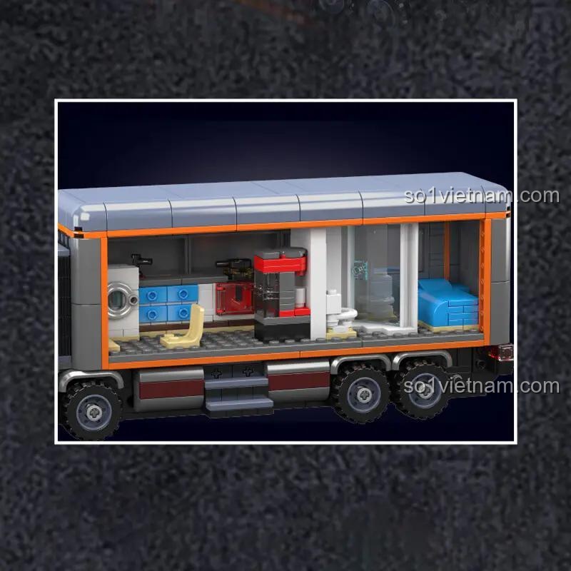 Cận cảnh nội thất chi tiết bên trong của Xe tải nhà di động Mould King. Có thể thấy giường, bếp và khu vực sinh hoạt, kích thích trí tưởng tượng của bé.