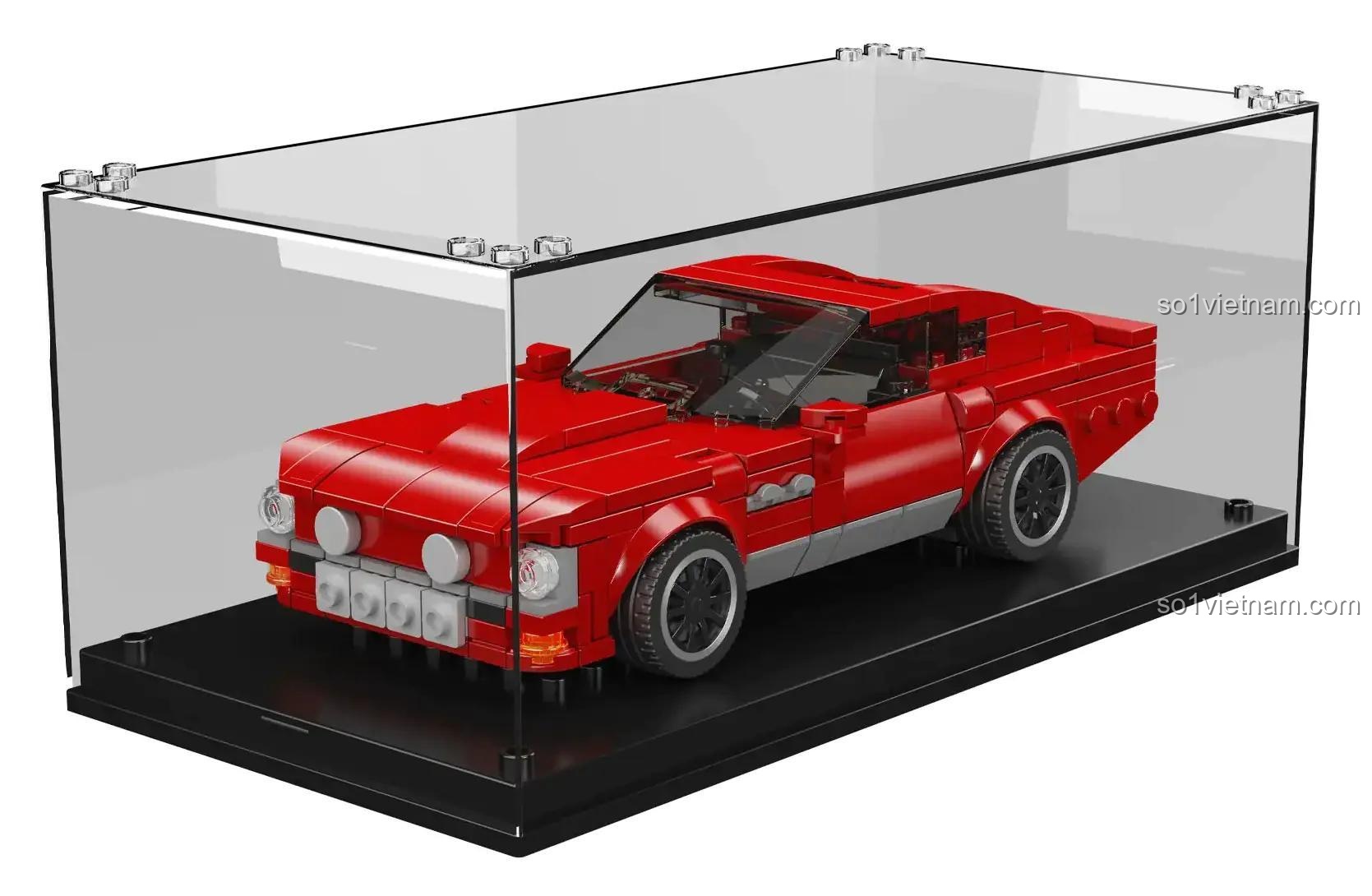 Mô hình xe Aston Martin V8 Vantage 1977 đỏ trong hộp trưng bày kiểu LEGO, bộ lắp ráp MouldKing 27084