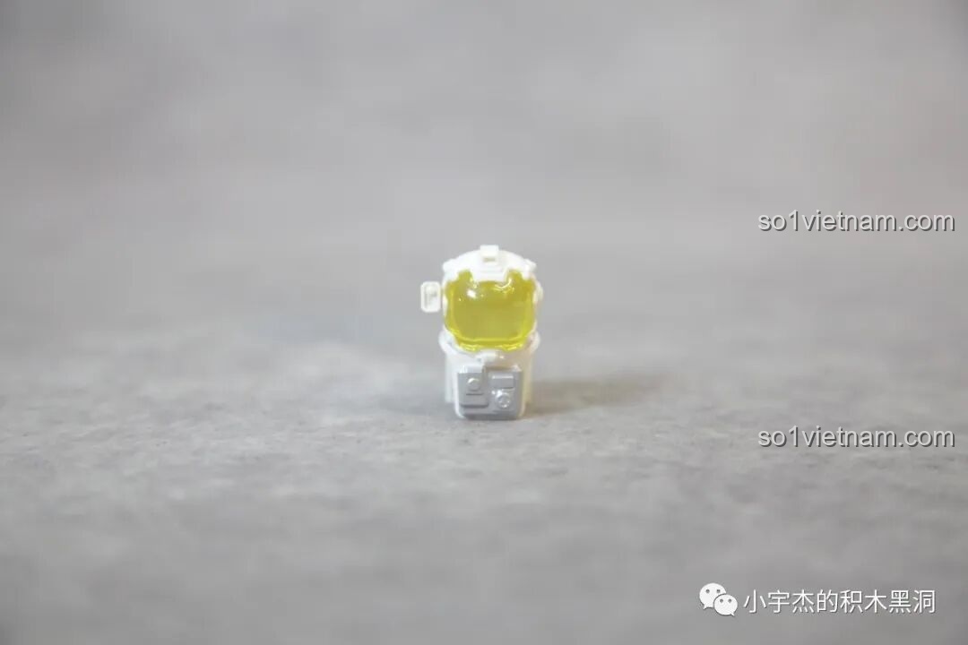 Mũ bảo hiểm phi hành gia đã lắp ráp hoàn chỉnh, nhìn rất 