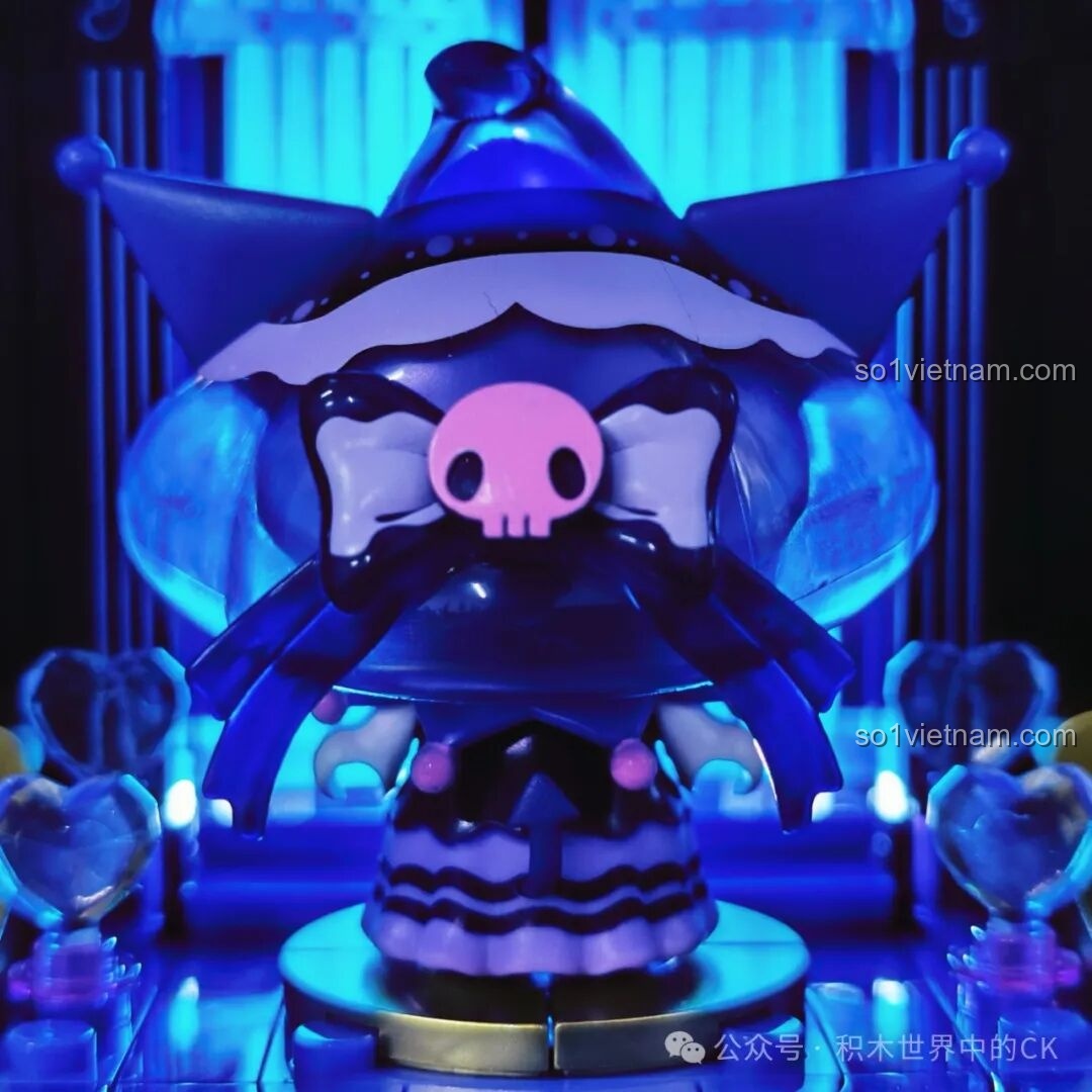 Chiếc mũ phù thủy trong suốt của minifigure Minh Nguyệt Kuromi trong bộ xếp hình Lâu đài Sanrio.