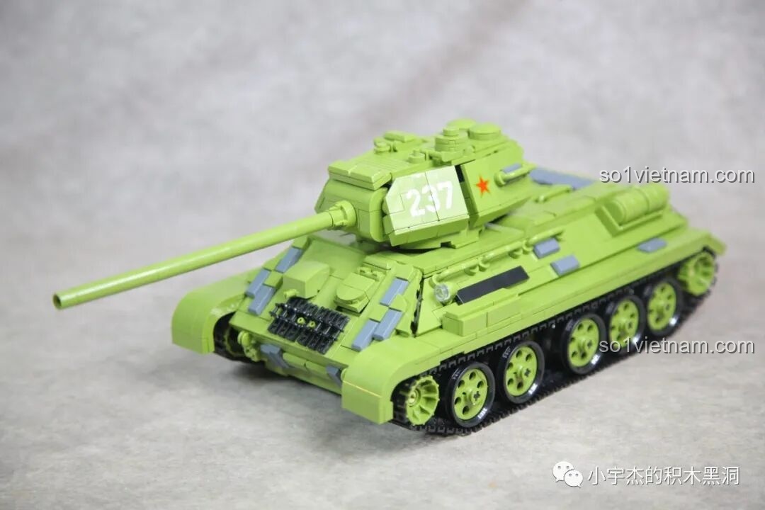 Cận cảnh những chiếc mũ sắt rằn ri với ngôi sao vàng của các minifigures trong bộ Panlos T-34.