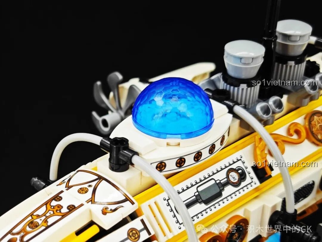 Chi tiết mũi nhọn và quả cầu năng lượng màu xanh trên đỉnh khinh khí cầu của ZHEGAO 958015.