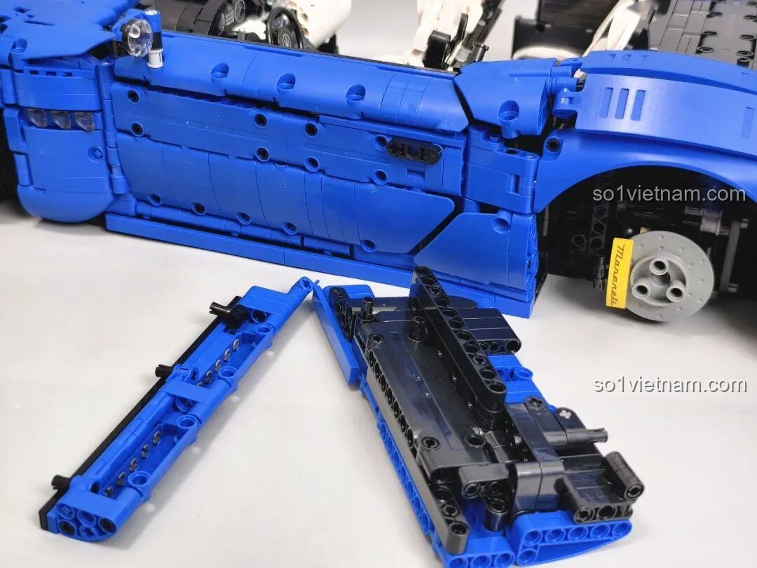 Nắp capo của Reobrix 11010 Maserati GranTurismo mở hoàn toàn, lộ ra khoang động cơ giả.