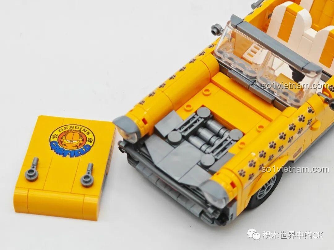 Nắp capo của xe Balody 20141 có thể mở ra, để lộ phần động cơ được lắp ráp chi tiết bên trong.