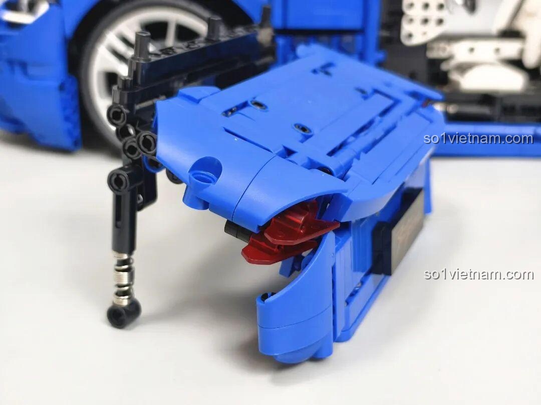 Nắp capo của Reobrix 11010 Maserati GranTurismo mở một phần, cho thấy cơ chế hai cấp.